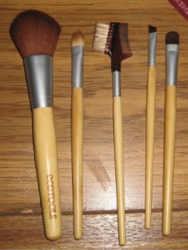 Read more about the article ecoTOOLS Bamboo blush brush