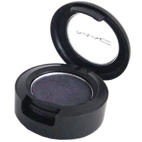 Read more about the article MAC Eyeshadow in Contrast