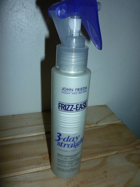 Read more about the article John Frieda 3-Day Straight Semi-Permanent Styling Spray For Curly Hair