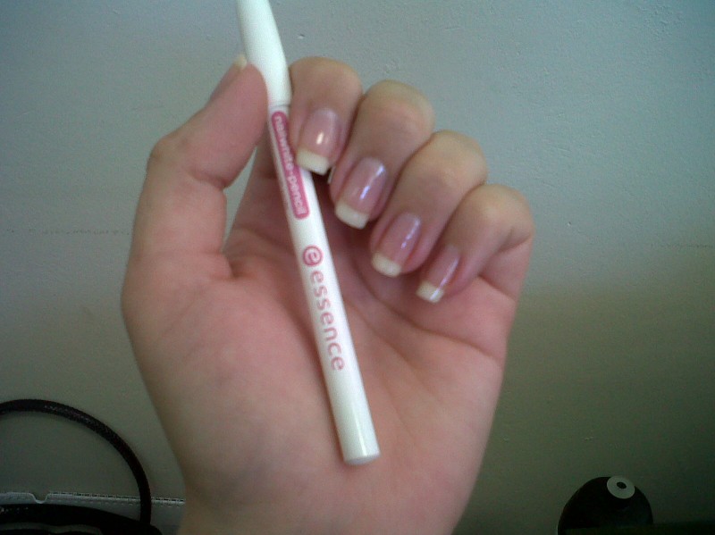 Read more about the article Essence Nail White Pencil