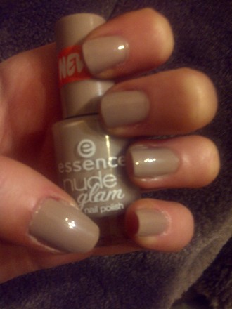 Read more about the article Essence Nude Glam Nail Polish