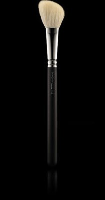 Read more about the article Mac 186 Large Angled Contour Brush