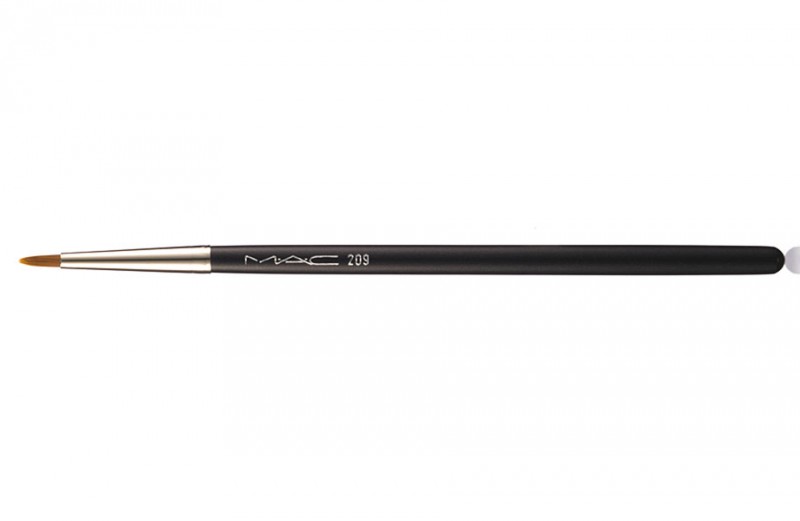 Read more about the article Mac 209 Eyeliner Brush