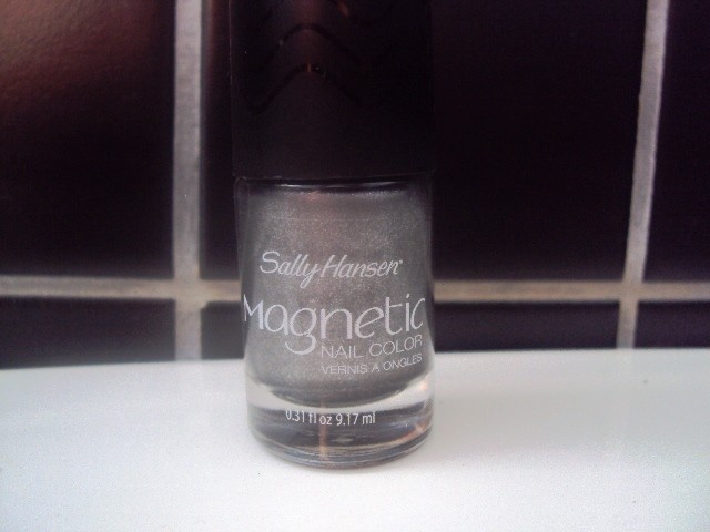 Read more about the article Sally Hansen Magnetic Nail Colour in 903 Silver Elements