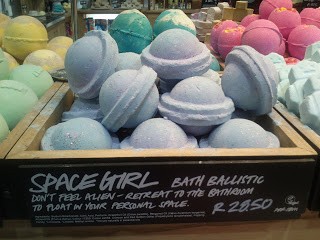 Read more about the article Lush – Space Girl bath bomb