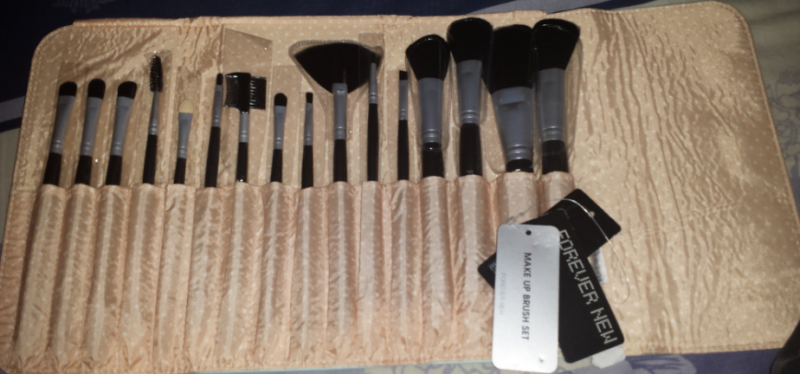 Read more about the article Forever New 16 Piece make up brush set