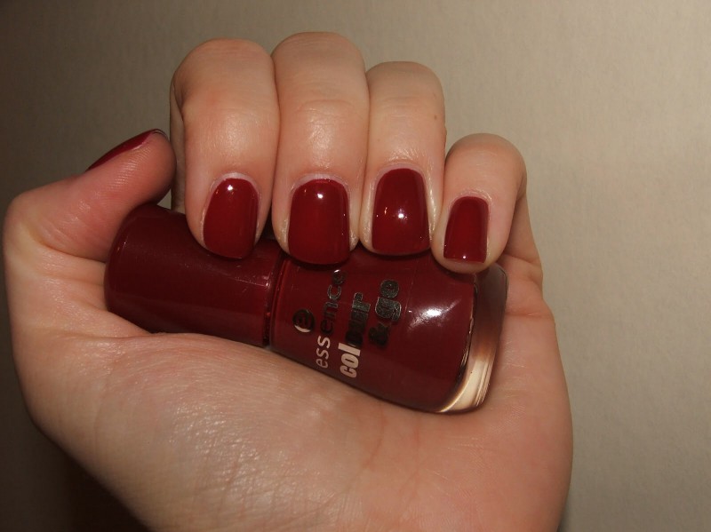 Read more about the article Essence Colour & Go – 16 Dark Red