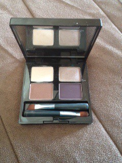 Read more about the article The body shop  smoky plum eye palette