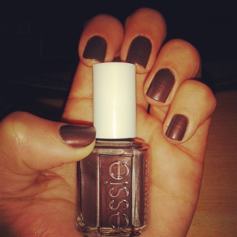 Read more about the article Essie Nail Polish in Sable Collar