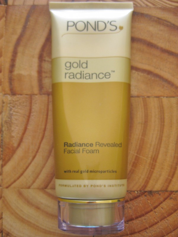 Read more about the article Ponds Gold Radiance Cleanser