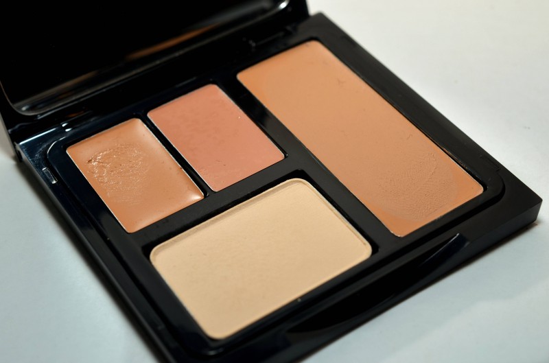 Read more about the article Bobbi Brown Face Touch-Up Palette: Palette Retouches Express