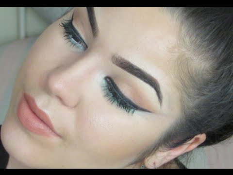 Read more about the article Winged Liner & Nude Lips Makeup Tutorial