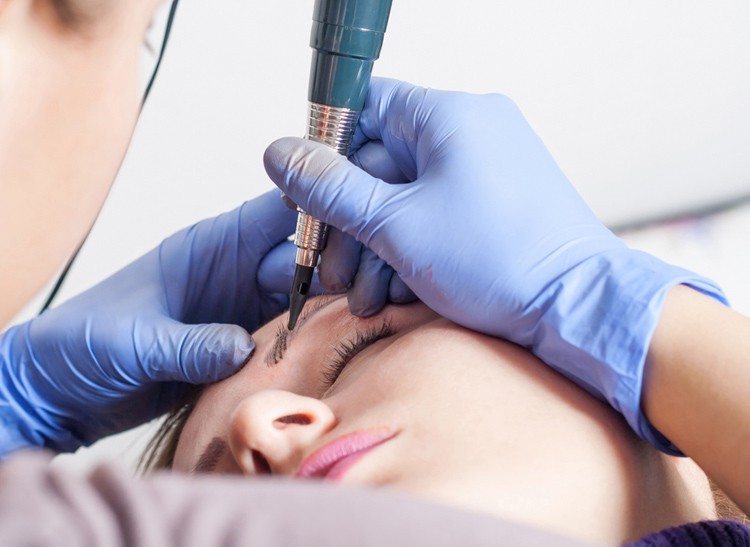 Read more about the article Microblading Eyebrows